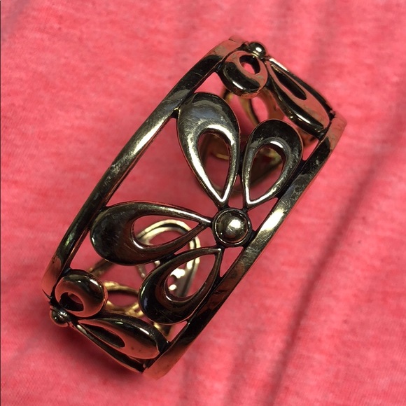 Gold colored bracelet. - Picture 1 of 3